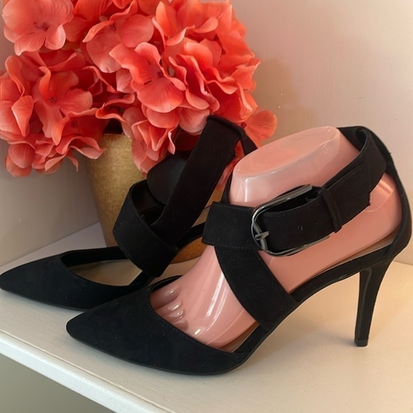 Chinese Laundry Shoes - Chinese Laundry Suede Wide Cross Ankle Strap w/Large Ankle Buckle Size 9M